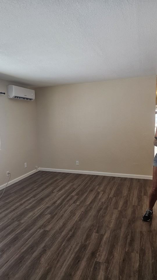 1080 Robinson Street - Photo 3 of 28