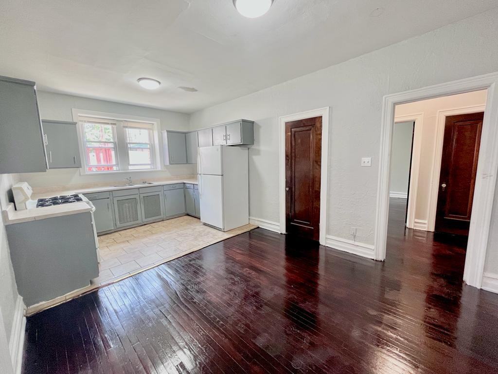 Julian Court Apartments - Photo 2 of 8