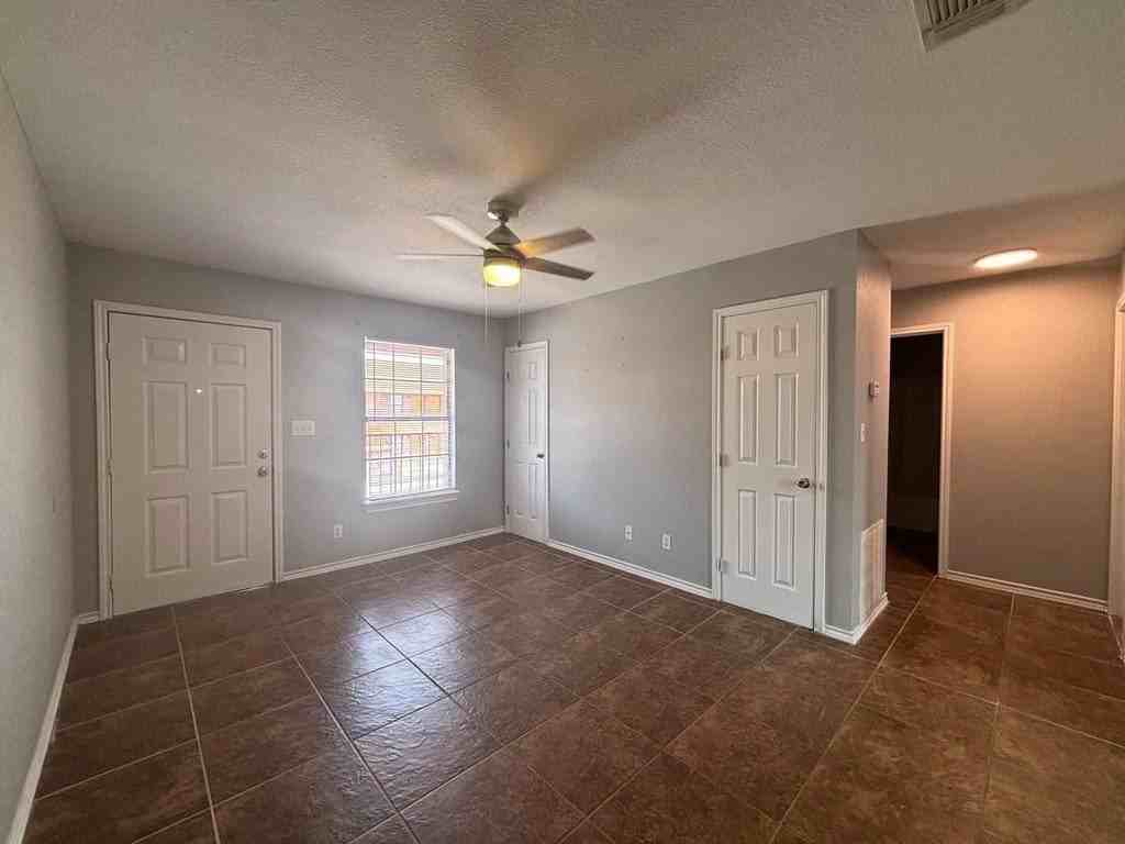 2255 N Veterans Blvd - Photo 2 of 9