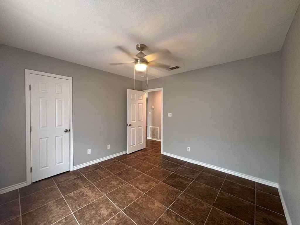 2255 N Veterans Blvd - Photo 3 of 9