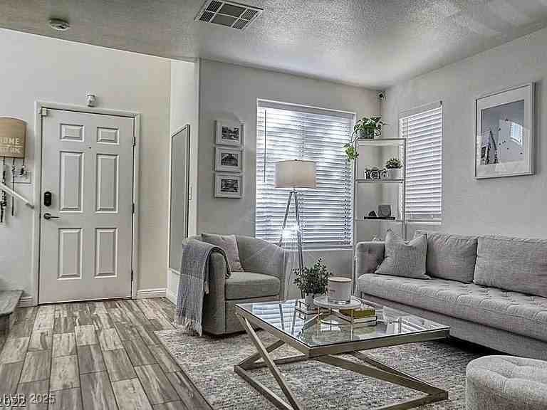 6080 Saint Petersburg Dr - Photo 5 of 31