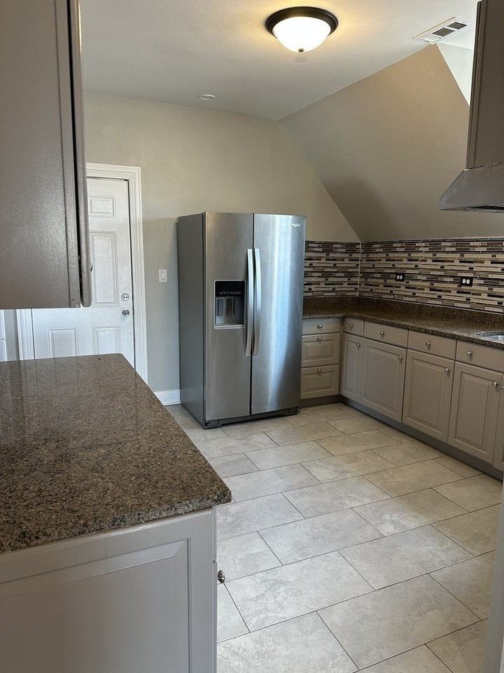 4621 S Archer Ave #3 - Photo 4 of 5