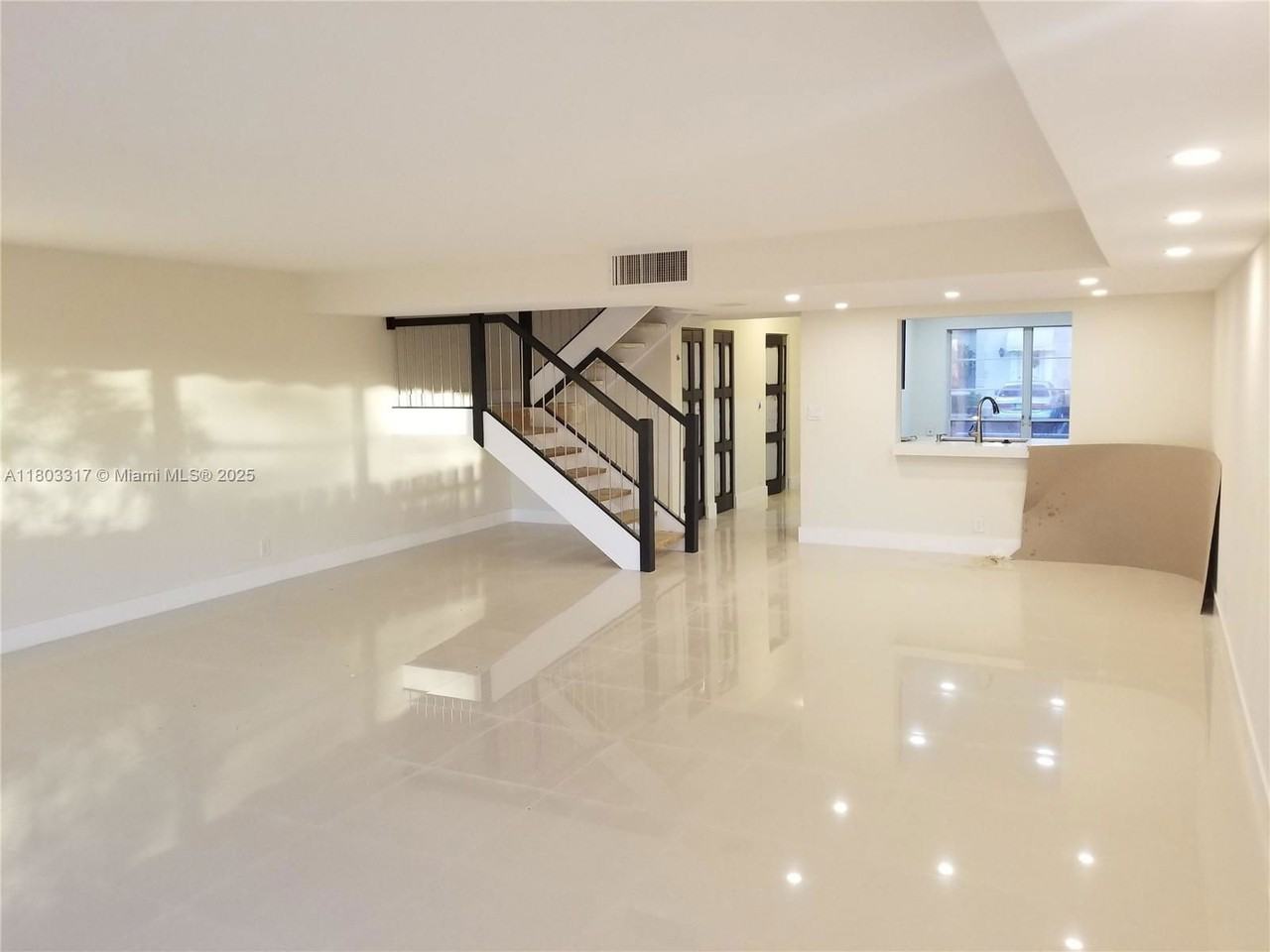 907 Ne 27th Ave - Photo 2 of 4