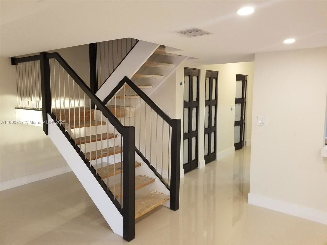 907 Ne 27th Ave - Photo 3 of 4