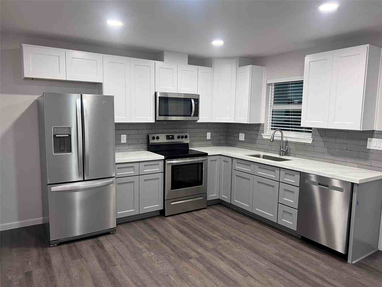 15542 Towerwood Dr - Photo 3 of 16