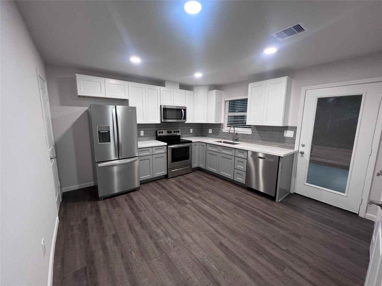 15542 Towerwood Dr - Photo 4 of 16