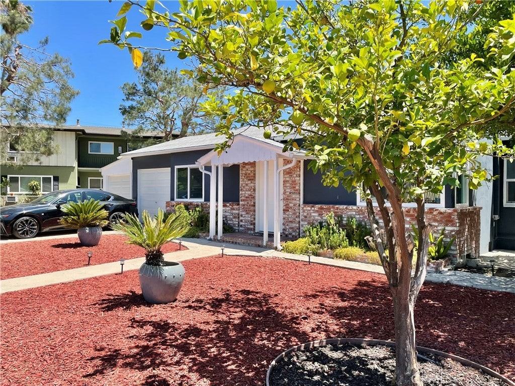 5550 Riverton Ave - Photo 3 of 25