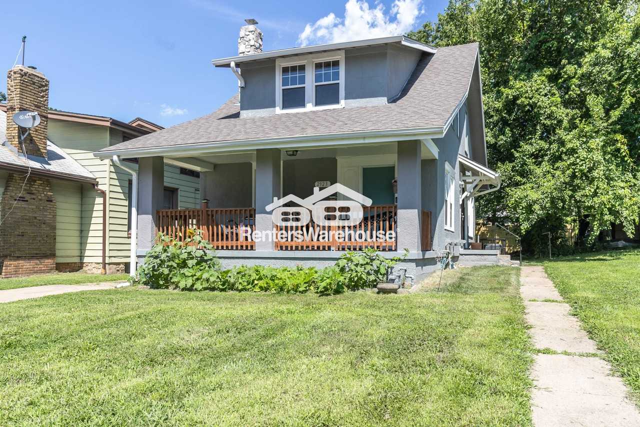 2923 Parkwood Blvd - Photo 2 of 30