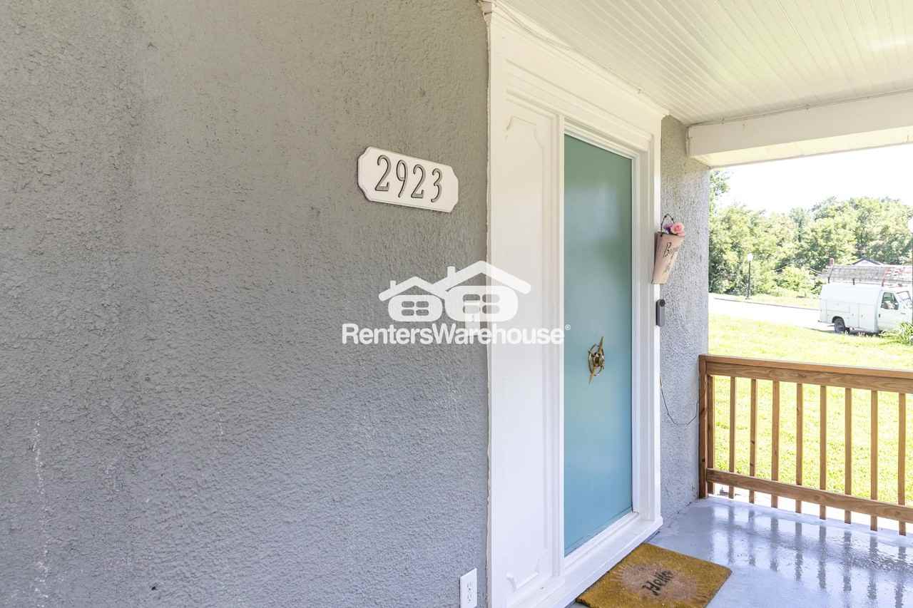 2923 Parkwood Blvd - Photo 3 of 30