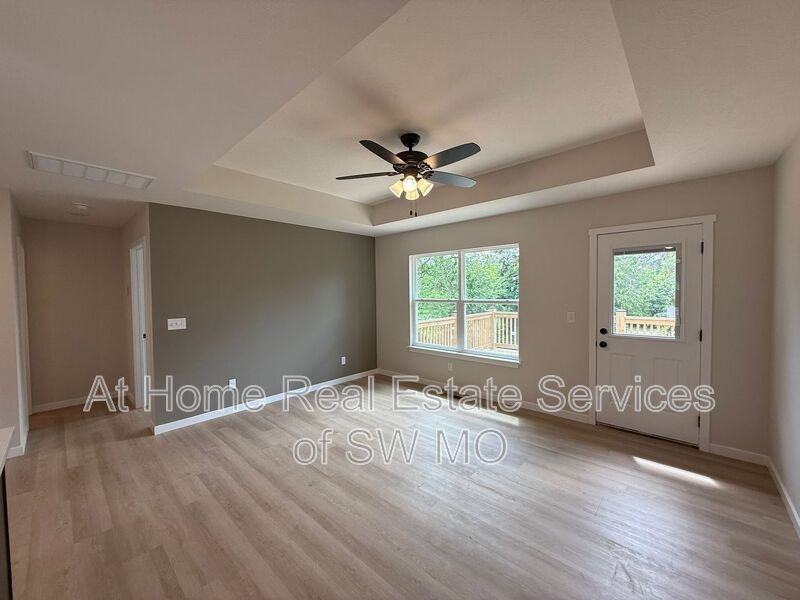 2759 S Meadowlark Ave - Photo 2 of 15