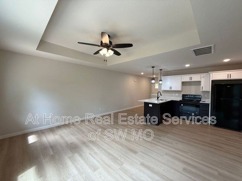 2759 S Meadowlark Ave - Photo 3 of 15