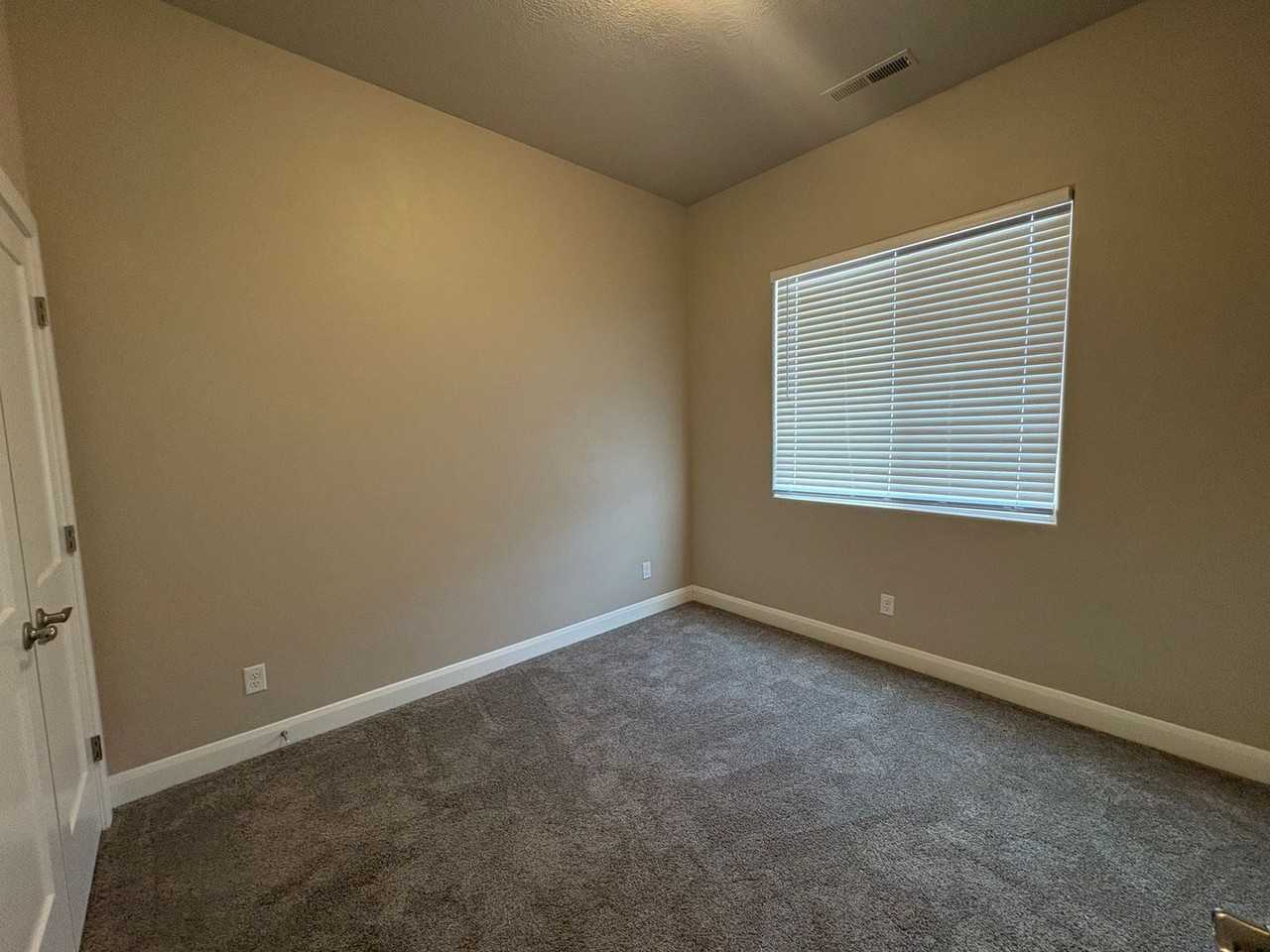 576 N 3085 W - Photo 4 of 14