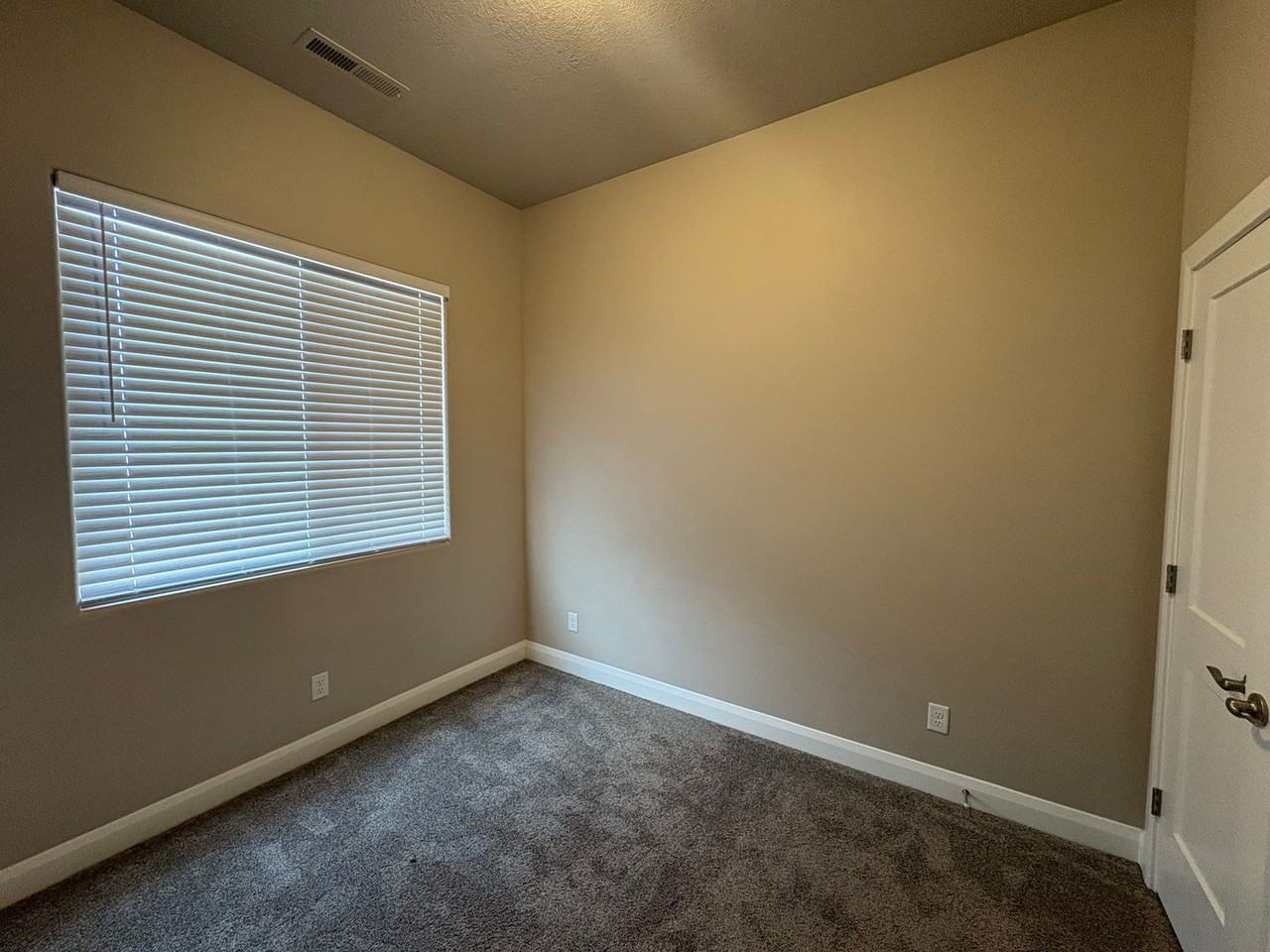 576 N 3085 W - Photo 5 of 14