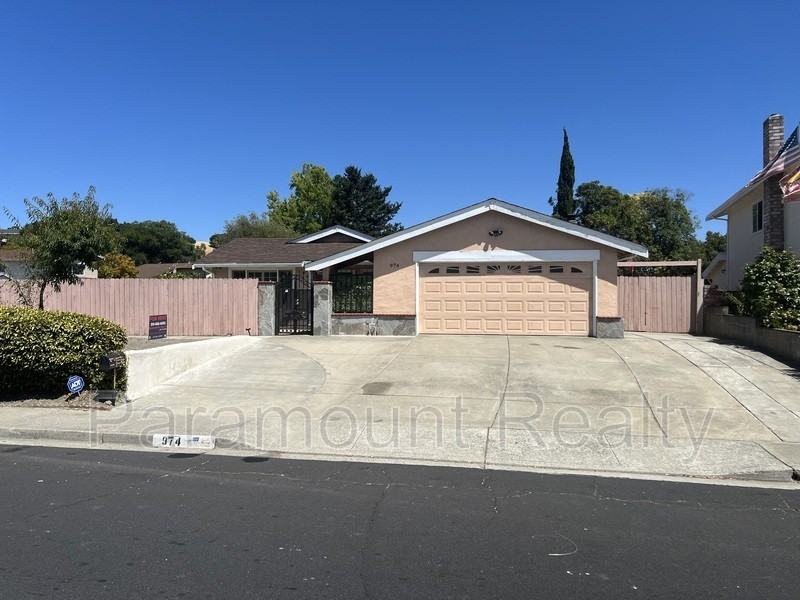 974 Coral Dr - Photo 2 of 33