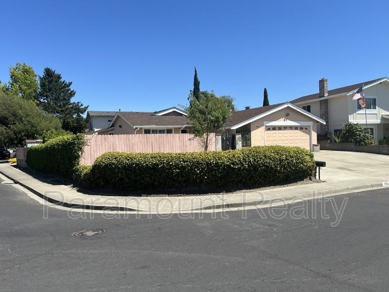 974 Coral Dr - Photo 4 of 33