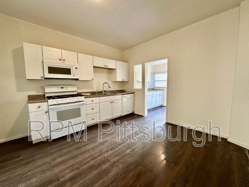 828 Walbridge St - Photo 3 of 12