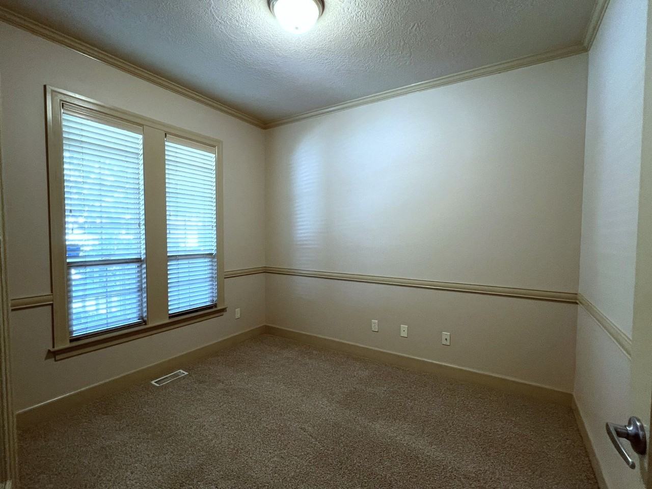 811 E Knoll Ct - Photo 6 of 50