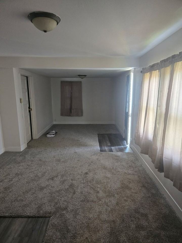 324 S Oil Ave - Photo 3 of 14