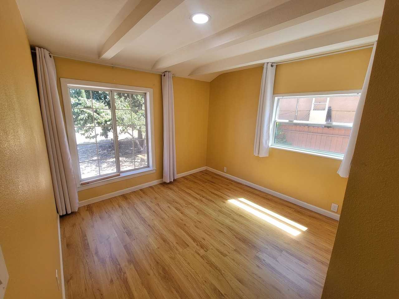1528 Los Robles Blvd - Photo 2 of 32