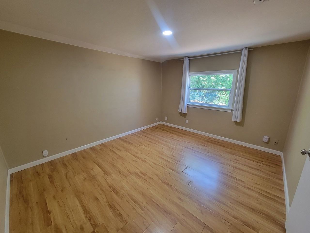 1528 Los Robles Blvd - Photo 3 of 32