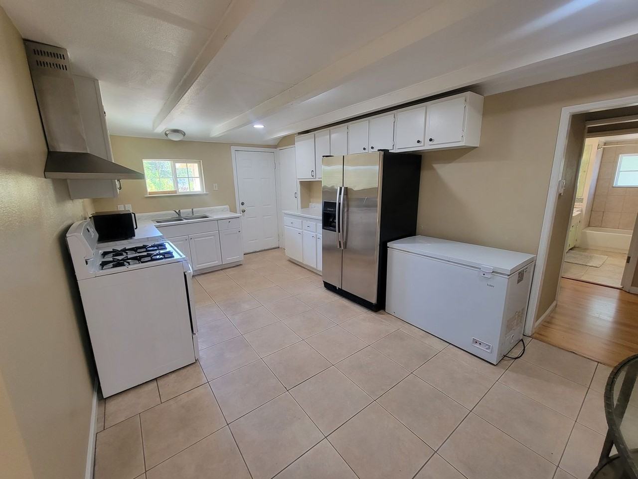 1528 Los Robles Blvd - Photo 4 of 32