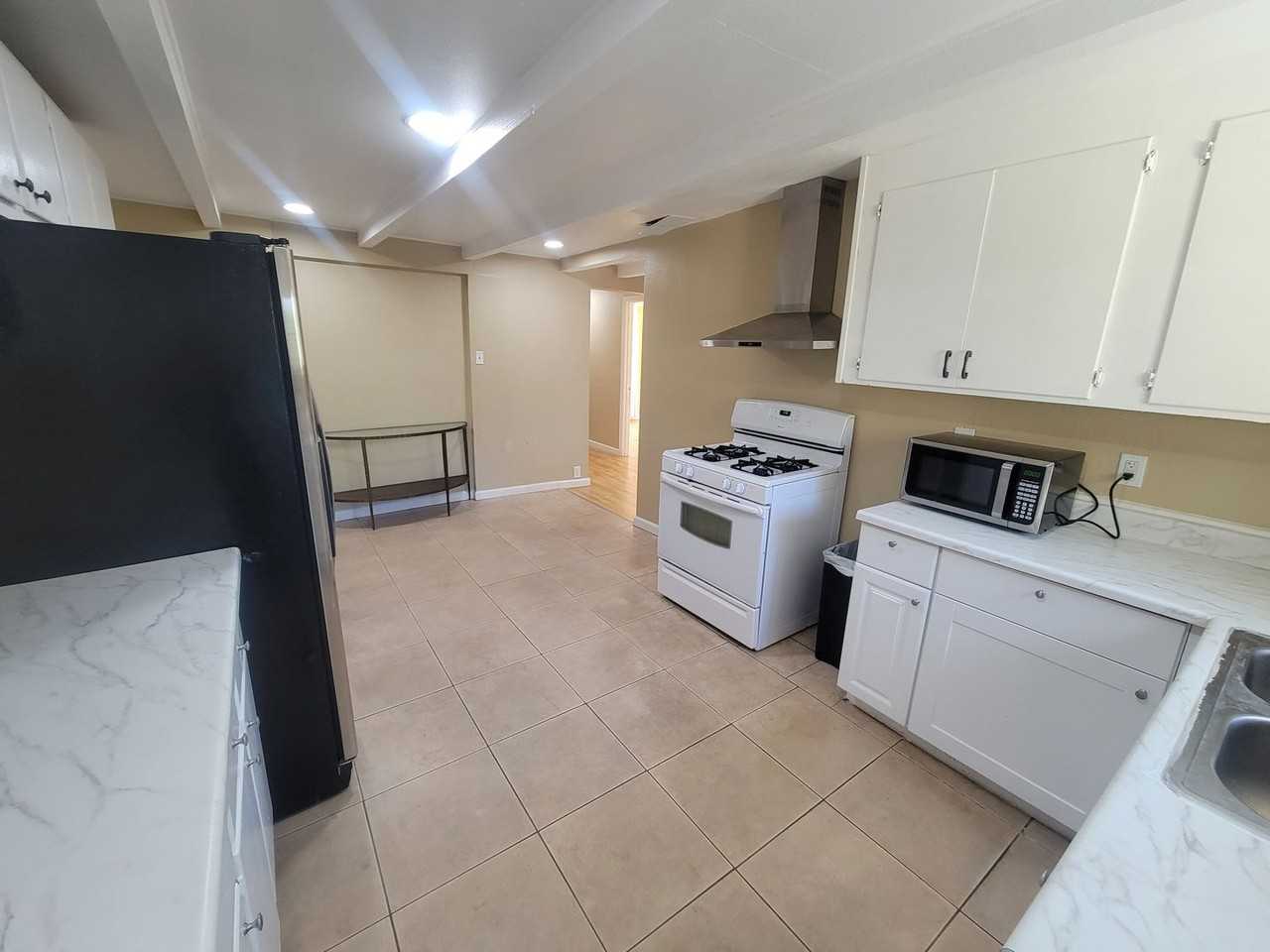 1528 Los Robles Blvd - Photo 5 of 32