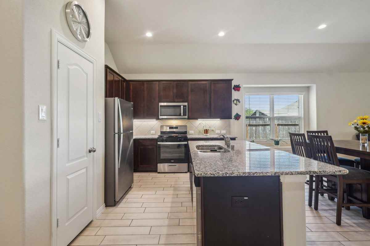 18473 Railroad Ave - Photo 4 of 39