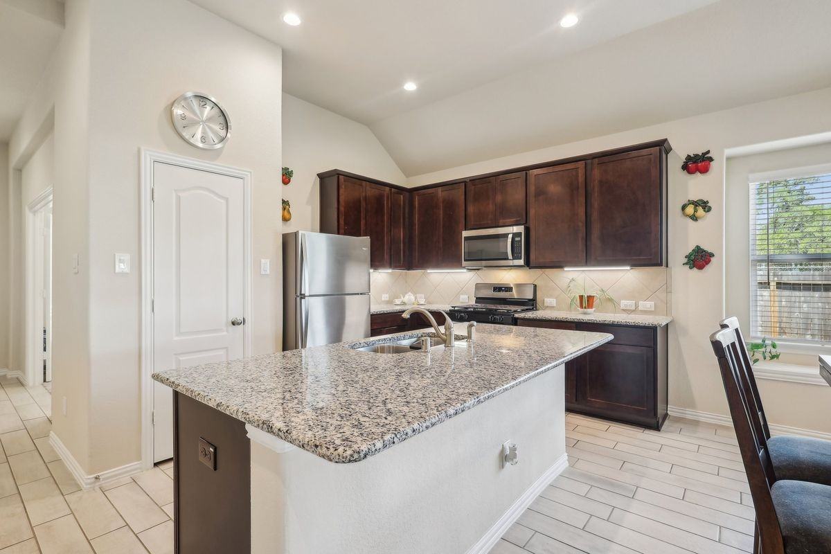 18473 Railroad Ave - Photo 5 of 39