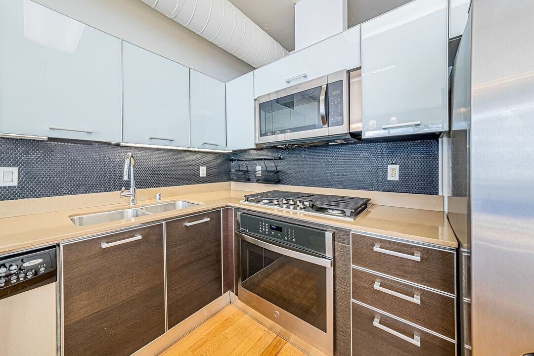 645 W 9Th St - Photo 3 of 13