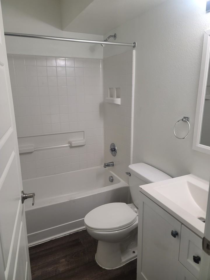 1133 W 5Th St - Photo 3 of 7