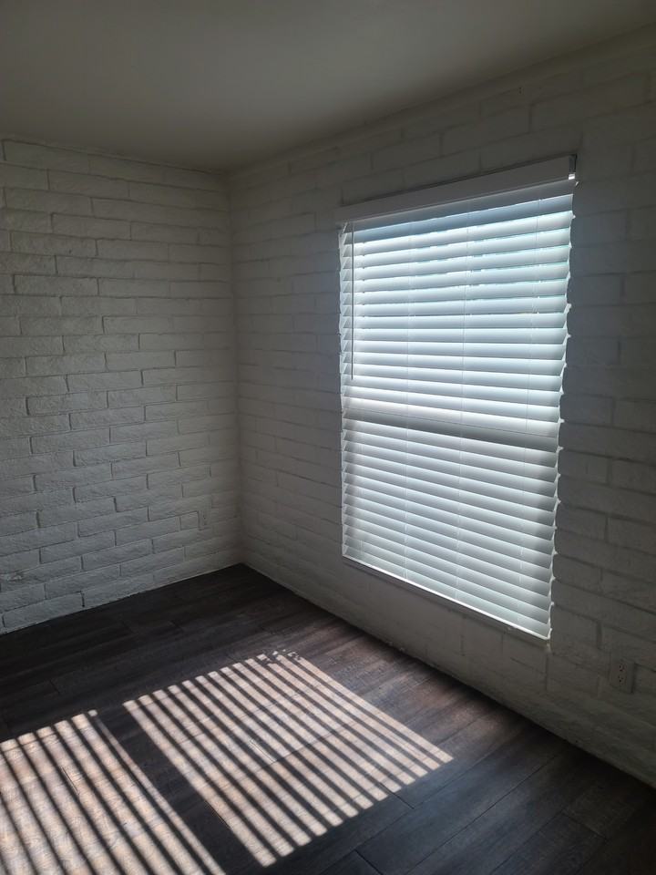 1133 W 5Th St - Photo 6 of 7