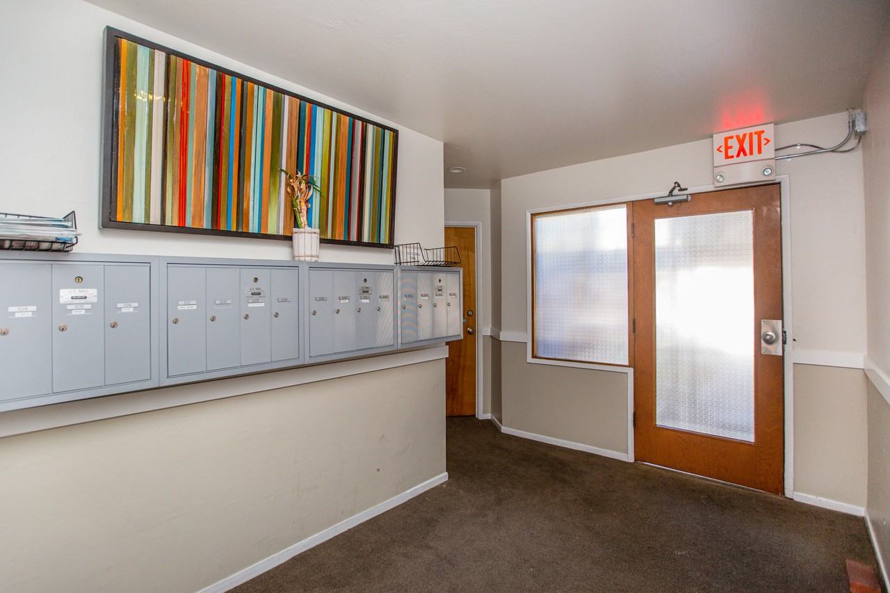355 Staten - Photo 3 of 25