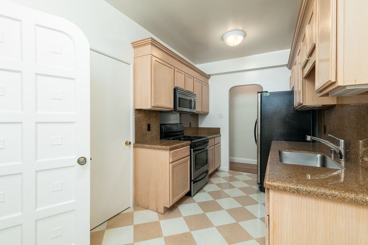 2275 Broadway - Photo 3 of 38