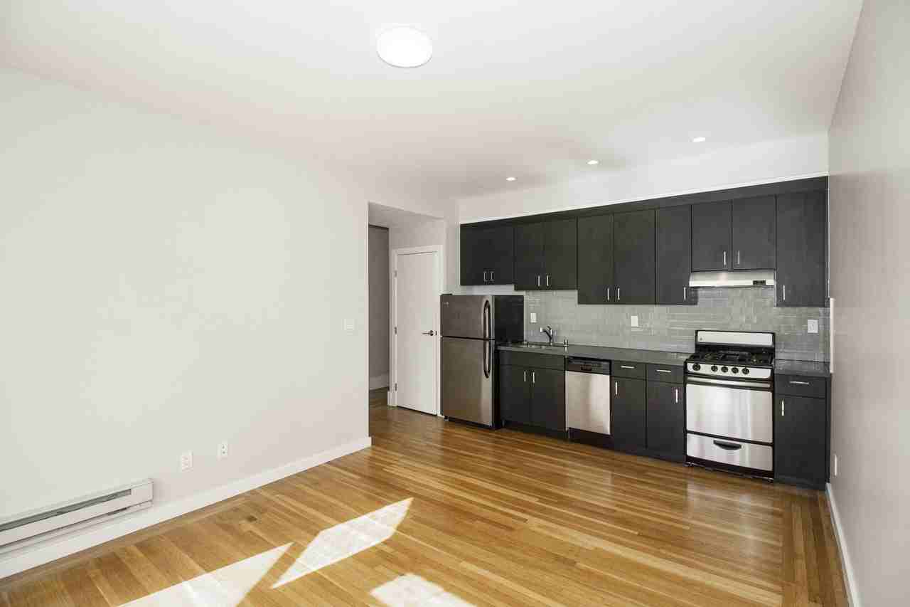 520 Scott - Photo 2 of 14