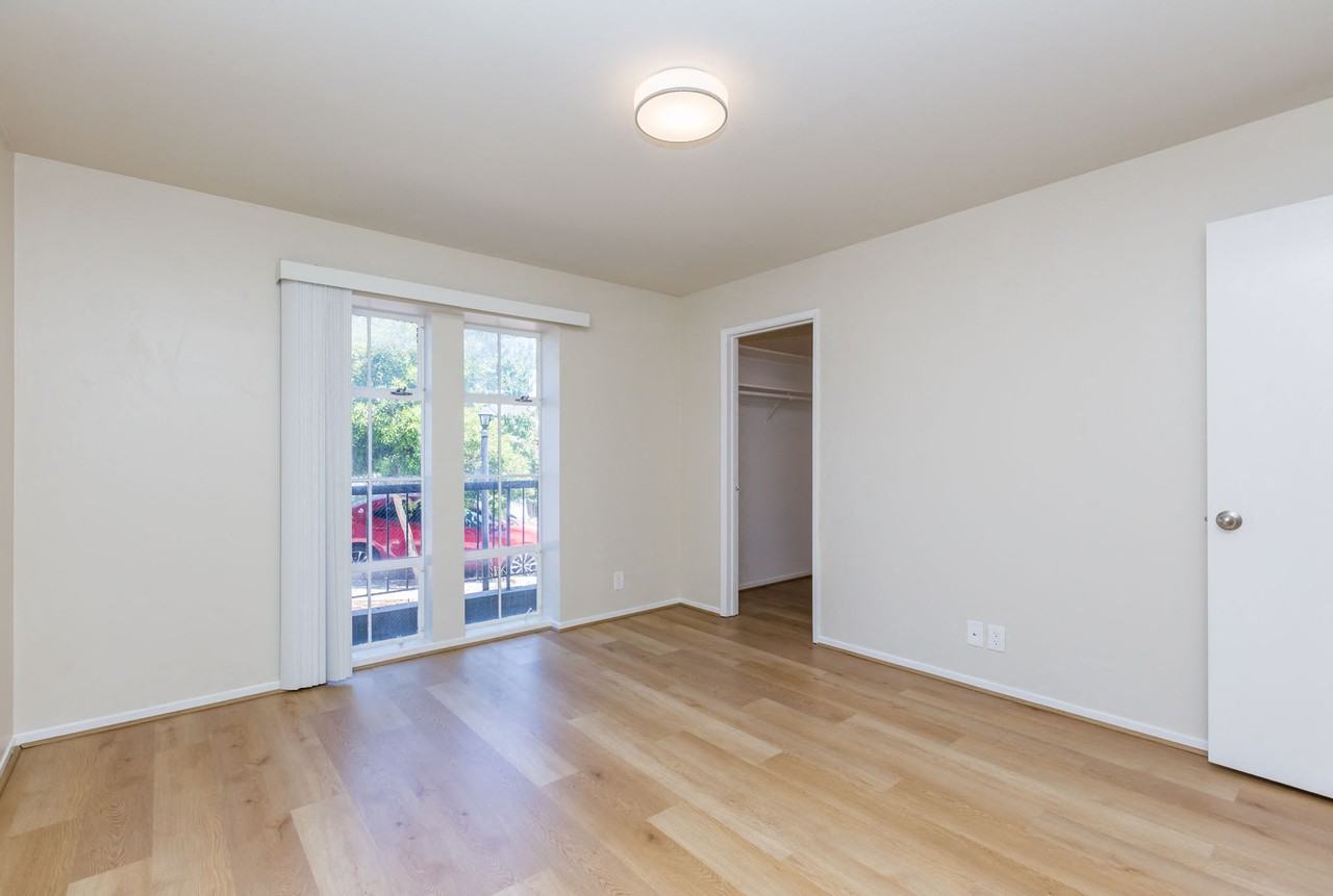 888 Vermont - Photo 6 of 25