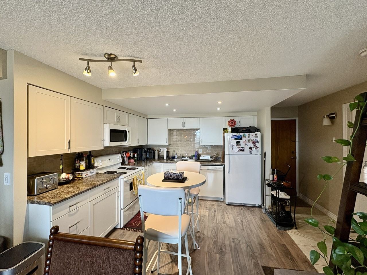 798 Park St W - Photo 3 of 23