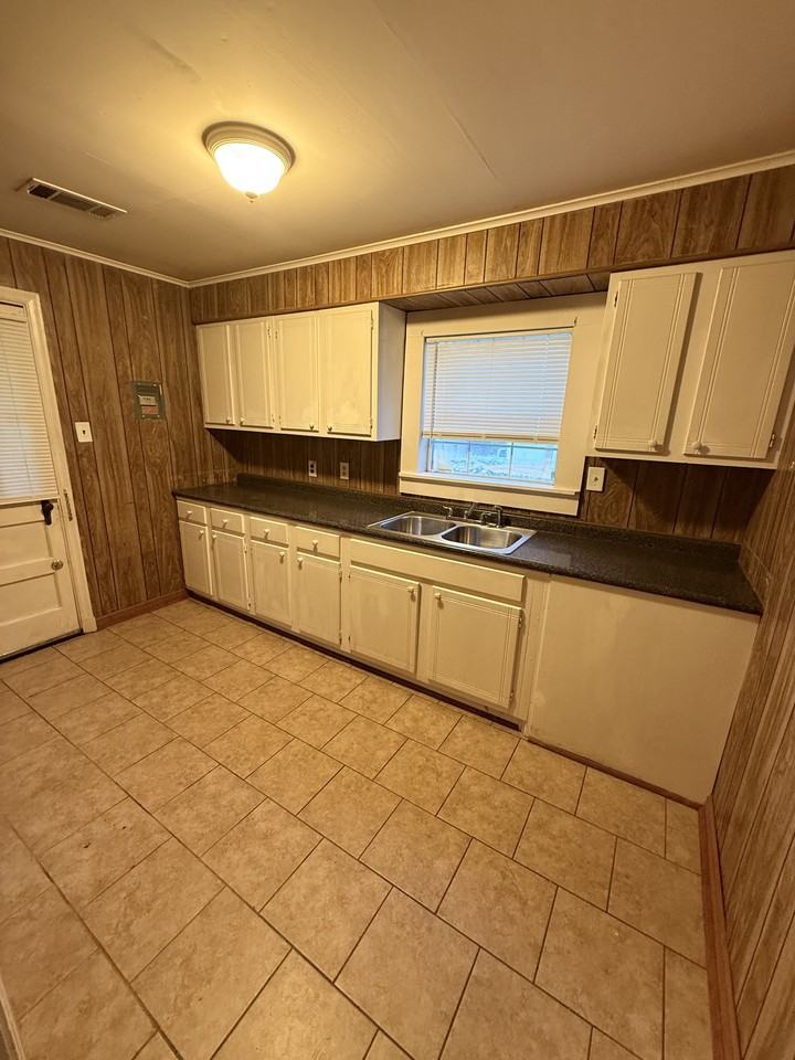 1108 S Greer St - Photo 4 of 13