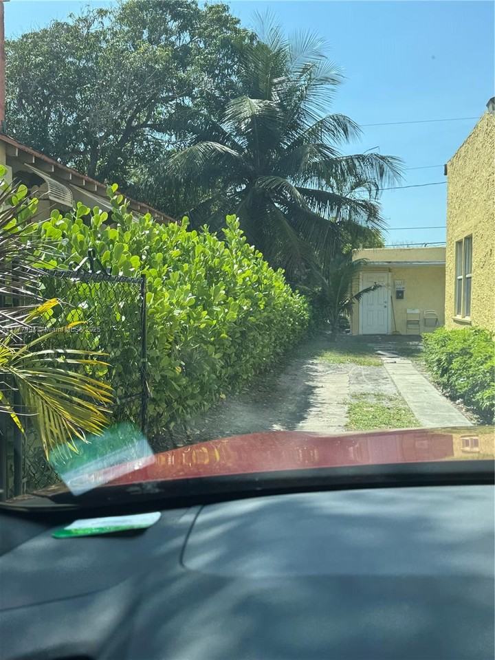 618 30th St #3 - Photo 2 of 14