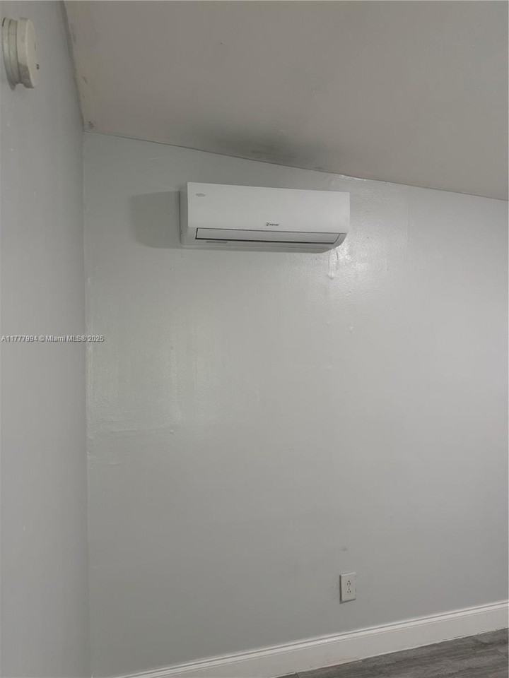 618 30th St #3 - Photo 3 of 14