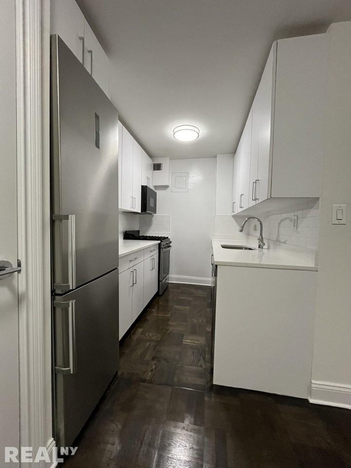 5th Ave #5P - Photo 2 of 8