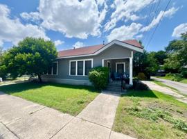 featured image of 2907 N Elmendorf St