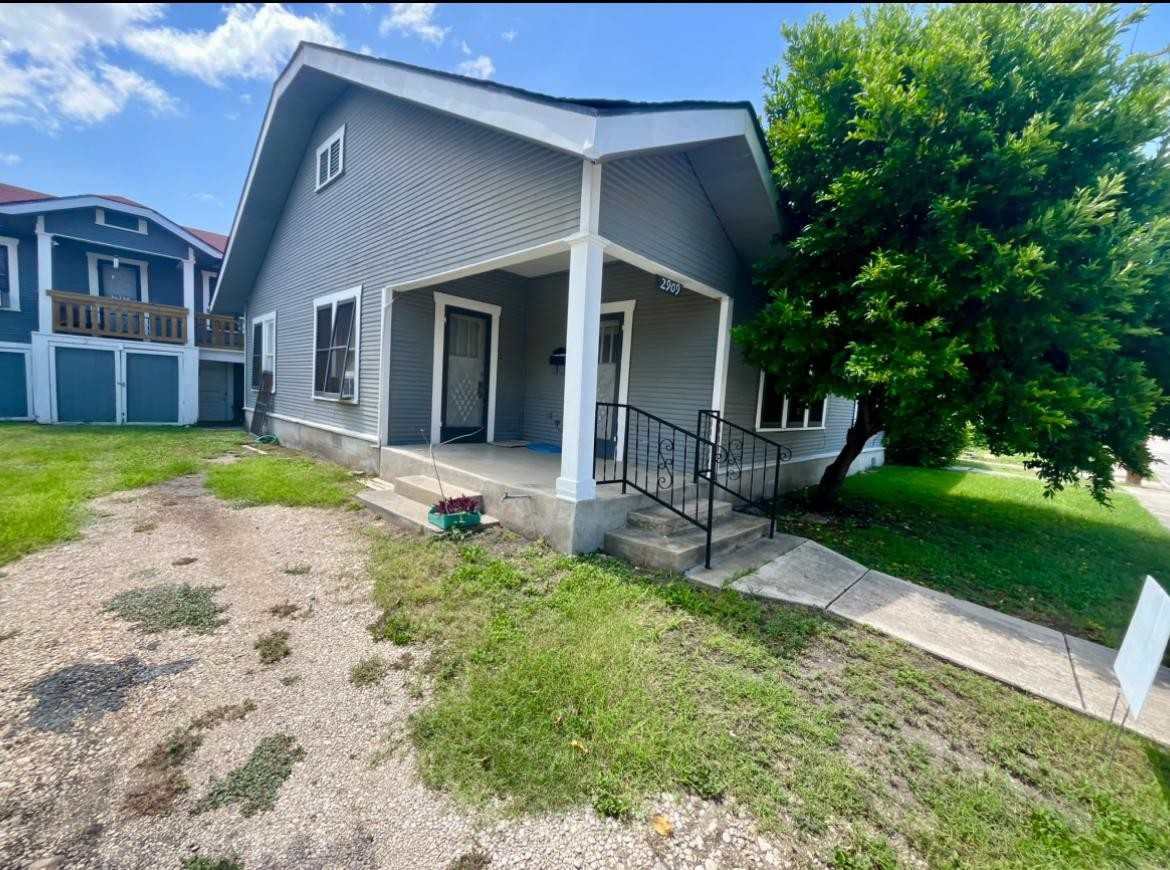 2907 N Elmendorf St - Photo 2 of 10