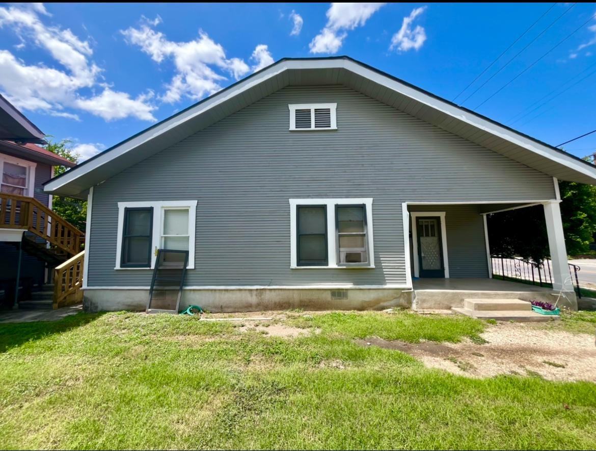 2907 N Elmendorf St - Photo 3 of 10