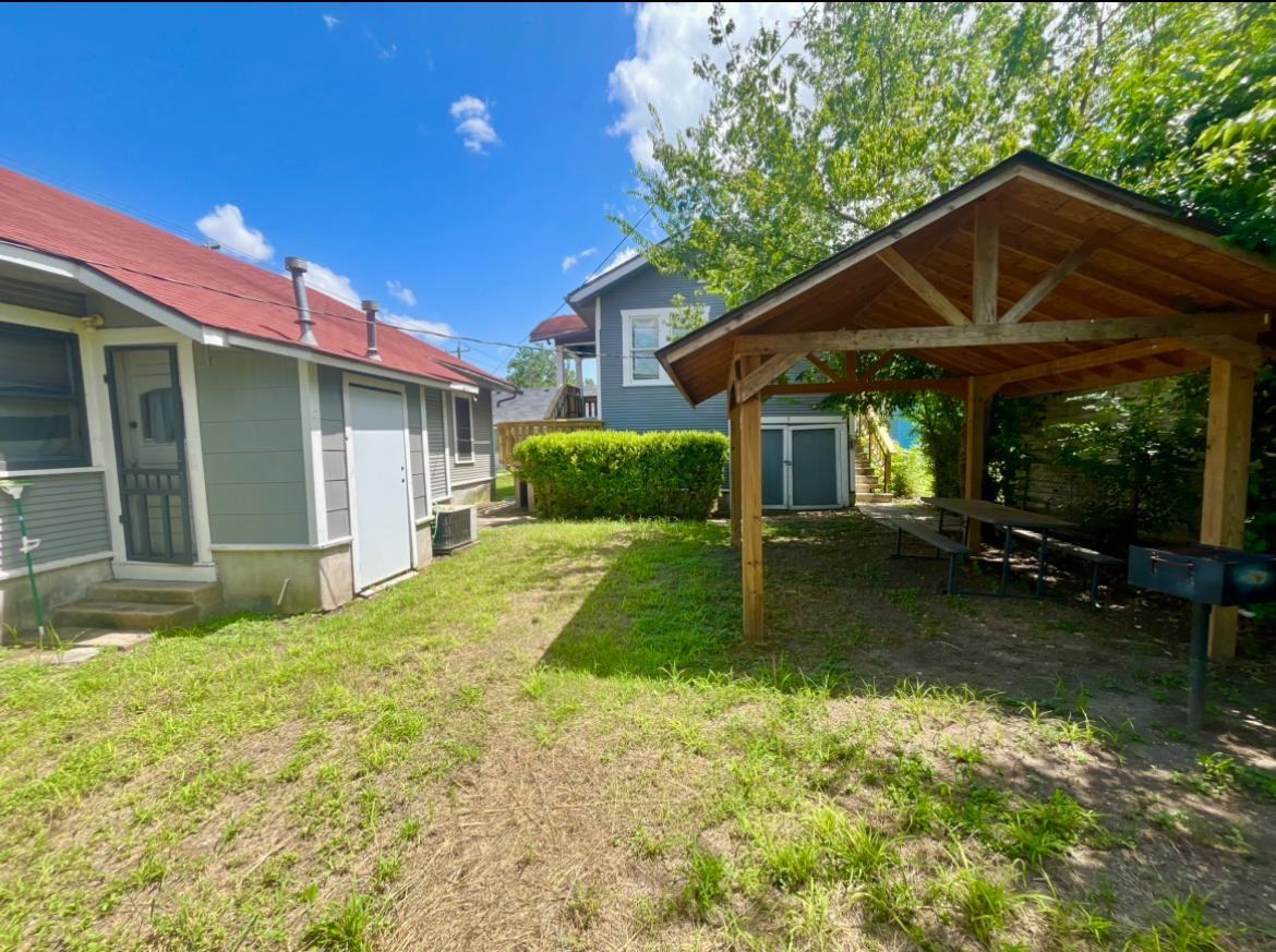 2907 N Elmendorf St - Photo 4 of 10