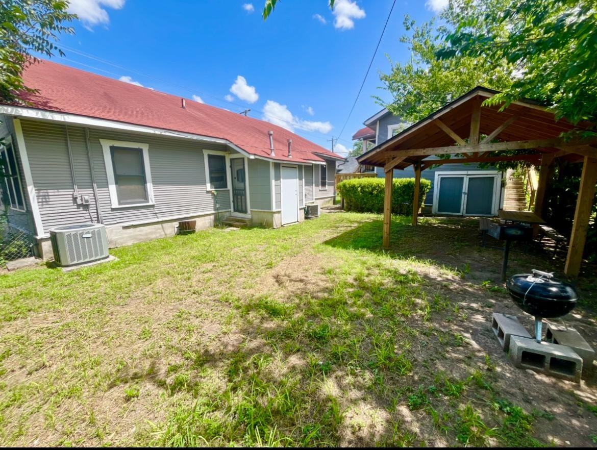 2907 N Elmendorf St - Photo 5 of 10