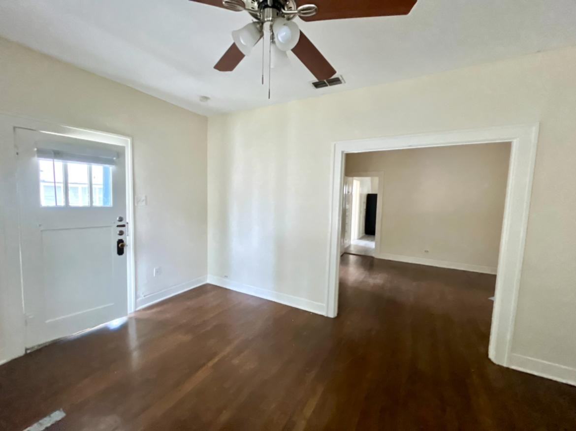 2907 N Elmendorf St - Photo 6 of 10