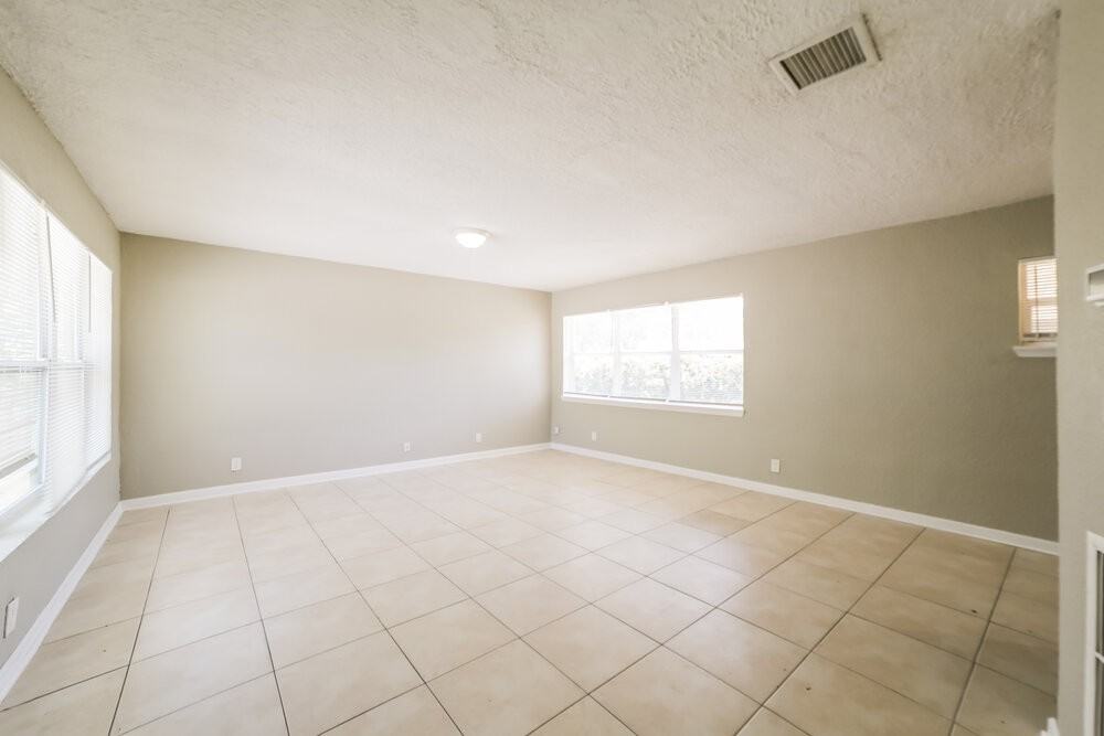 1522 Nw 10th Ave - Photo 4 of 16