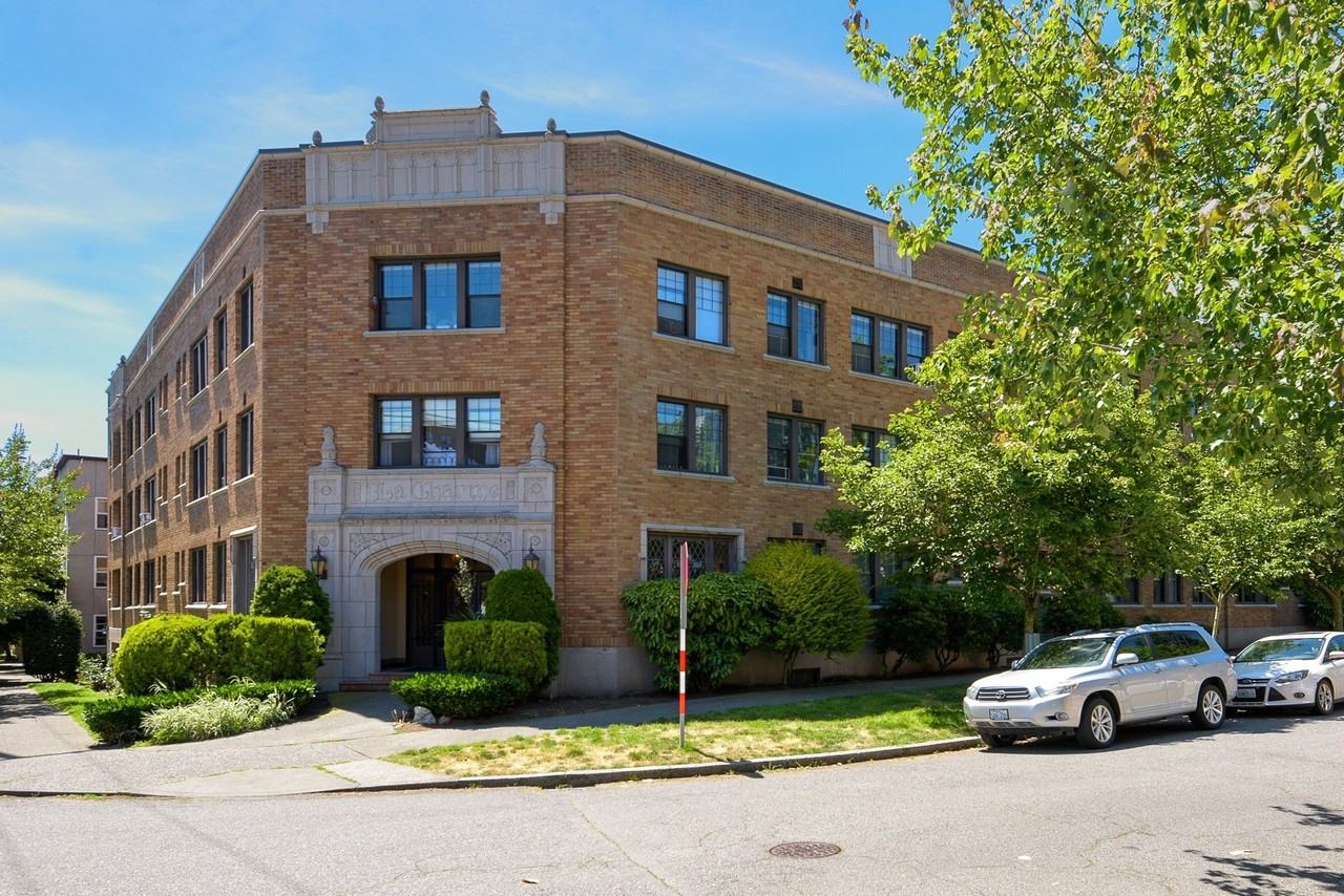 La Charme Apartments - Photo 3 of 12