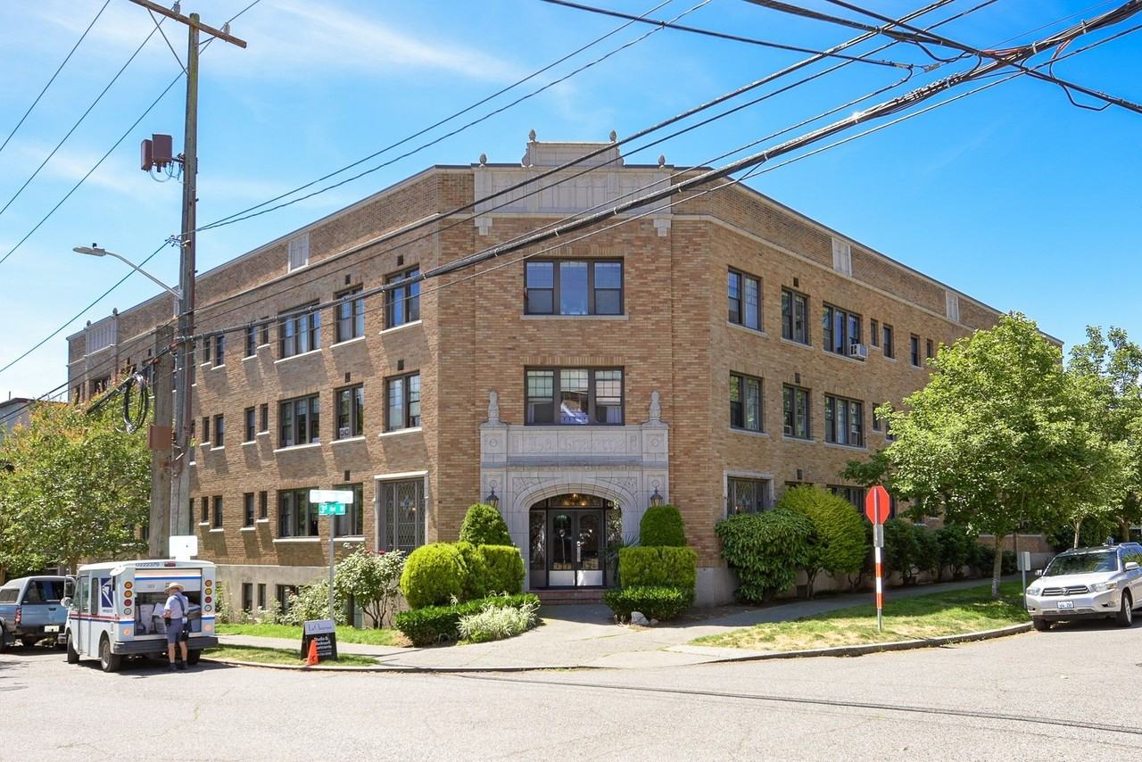 La Charme Apartments - Photo 4 of 12