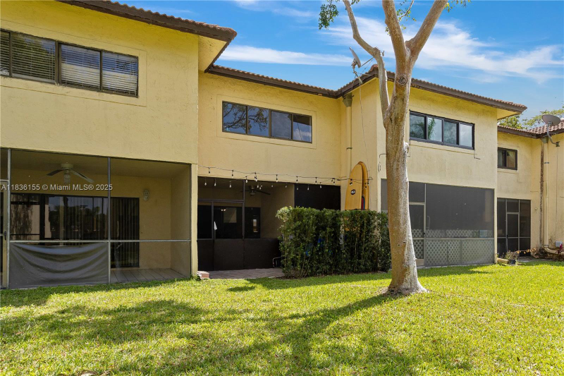 4713 N Pine Island Rd - Photo 3 of 18